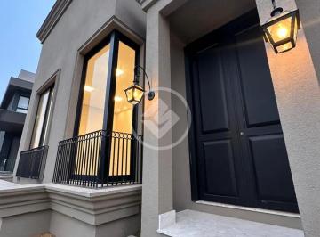 Casa · 300m² · 3 Quartos · 4 Vagas · Vende-se bela casa nova. Venha conhecer seu novo lar com 300m² ! R$3.500.000,00. Gostou? Agende sua
