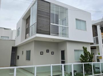 Foto 01 · Casa à venda em Lauro de Freitas-BA! 4 quartos, 3 suítes, 2 vagas de garagem. Confira!