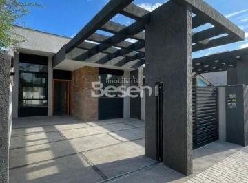 Casa · 94m² · 3 Quartos · 2 Vagas · IMÓVEL IMPECÁVEL A 300M DO MAR NO RAINHA DO MAR