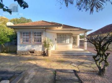 .jpg+2025-03-04 · Casa em Porto Alegre, no bairro Vila Nova, com 3 dormitório(s), e 3 banheiros, à