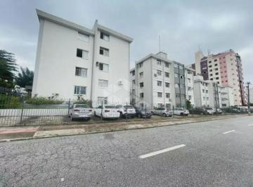 Apartamento · 70m² · 2 Quartos · 1 Vaga · Apartamento de 2 quartos com 70m² e charme clássico para alugar no Estreito, Florianópolis