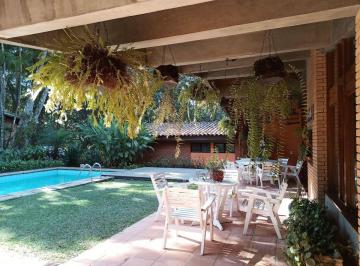 Casa de 4 quartos, Carapicuíba · Arquitetura diferenciada em uma excelente localização na Granja Viana. 4 suites e muito lazer!