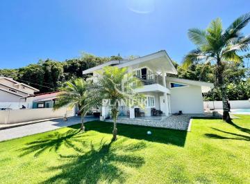 Casa · 218m² · 3 Quartos · 2 Vagas · BELÍSSIMA CASA COM PISCINA E AMPLO TERRENO