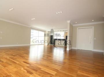 Apartamento · 210m² · 3 Quartos · 2 Vagas · Excelente apartamento reformado