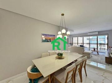 Sala · Apartamento à beira mar com 3 quartos (1 suíte), 2 vagas à venda em Pitangueiras, Guarujá