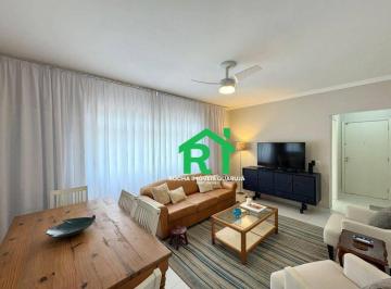 Sala · Apartamento à beira mar com 2 quartos, 1 vaga à venda em Jardim Astúrias, Guarujá