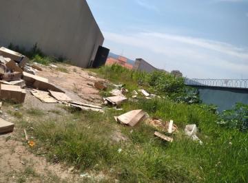 5abd7bb2dd755997f157652e1a05302a3b99d666 · Terreno com vocação comercial, sem edificação, medindo 572 metros quadrados (11 x 52),  localizado n