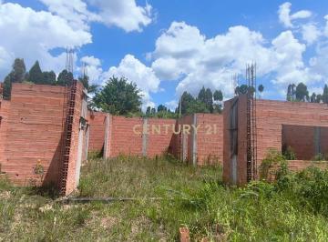 fe3e586230563a944fa1cb7353dfb910643083fc · Terreno com casa em construção,com estrutura pra sobrado