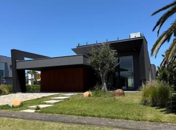 Casa · 350m² · 4 Quartos · 4 Vagas · Casa em Condomínio fechado em Capão da Canoa