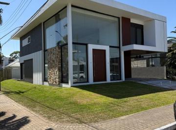 Casa · 353m² · 5 Quartos · 2 Vagas · Sobrado no condomínio fechado Velas da Marina em Capão da Canoa