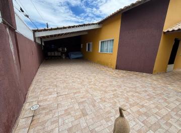 Casa de 2 quartos, Peruíbe · Casa com 2 quartos e espaço para piscina em Peruíbe.