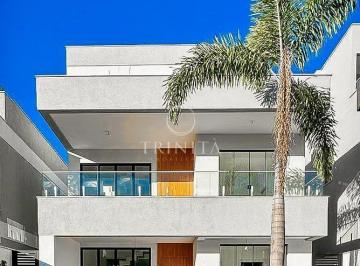 fachada casa-jardins de Maria-trinitaimobiliaria · Casa em Condominio Recreio dos Bandeirantes - Rio de Janeiro