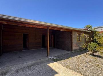 Casa · 90m² · 3 Quartos · Casa de madeira à 300 metros da praia no Balneário Rainha do Mar em Itapoá SC!