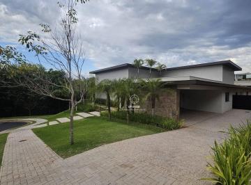 c6290f2965d328102a4319cd6a23dcdfd510420e · Obra-Prima Térrea no Entreverdes Sousas: Integração Absoluta com a Natureza e Altíssimo Padrão de Ac