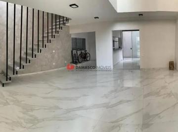 Casa · 179m² · 3 Quartos · 4 Vagas · Sobrado em Centro