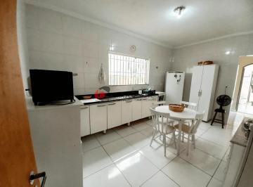 Casa · 129m² · 2 Quartos · 4 Vagas · Casa em Centro