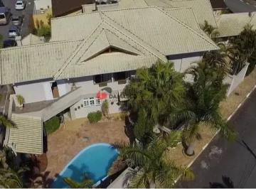 Casa · 438m² · 5 Quartos · 8 Vagas · Sobrado em Centro