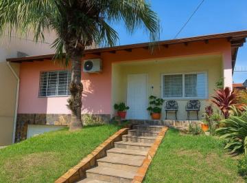 Casa · 150m² · 3 Quartos · 2 Vagas · Casa de 3 Quartos e 2 Vagas de garagem em Cachoeirinha.