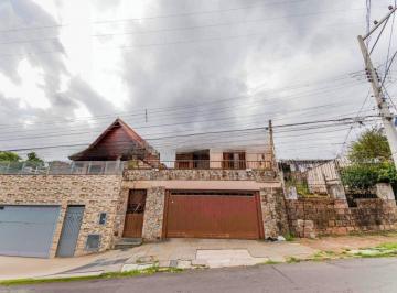 Casa · 166m² · 3 Quartos · 2 Vagas · Casa de 3 quartos, churrasqueira, terraço, 2 vagas no bairro Glória.