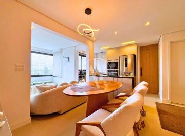 Sala de Jantar integrada a Cozinha no Apartamento no Meraki Patriani · Meraki Patriani: Vista Livre Permanente em Andar Alto e Marcenaria de Luxo na Nova Campinas