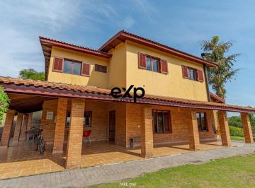 Casa · 529m² · 4 Quartos · 4 Vagas · Seu refúgio de 529m2 com 4 quartoso no Residencial Vale de Santa Fé / VINHEDO