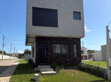 Casa · 98m² · 3 Quartos · 3 Vagas · Casa em Condomínio em Vila Nova
