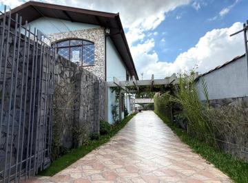 Casa de 3 quartos, Curitiba · Casa térrea averbada. Tendo suíte, 2 quartos espaçosos c/ ar condicionado á venda no Hauer