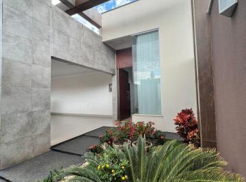 Casa de 3 quartos, Rio Verde · Casa Alto Padrão à Venda no Parque dos Buritis | 242 m², 3 Suítes e Piscina Aquecida.