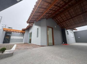 Casa de 2 quartos, Peruíbe · Casa com piscina e área gourmet em Peruíbe.