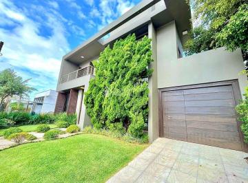 Casa · 209m² · 3 Quartos · 2 Vagas · Quadra do Nosso Molino | Casa Exclusiva Reformada e Mobiliada | Centro de Xangri-Lá