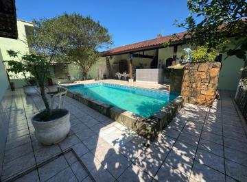 Casa · 196m² · 3 Quartos · 2 Vagas · Casa isolada e mobiliada de 03 dormitórios com piscina e apenas 300m da praia do Flórida!