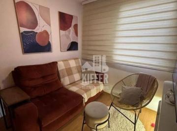 Sala elegante com acabamento premium e iluminação sofisticada · Apartamento 2 Quartos à Venda no Mar de Paraty – São Gonçalo | Decorado | Vaga | Lazer Completo