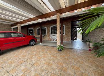 Casa de 3 quartos, Peruíbe · Casa à 120m do mar com 3 quartos e área gourmet em Peruíbe.