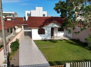 Casa · 113m² · 3 Quartos · 2 Vagas · Casa com Amplo Espaço de Terreno no Balneário Cambiju Á 300 Metros da Praia em Itapoá-Sc