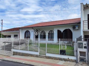 Casa · 124m² · 3 Quartos · 2 Vagas · Casa com 3 Quartos, 1 Suíte e 2 Vagas de Garagem em Barreiros - SC