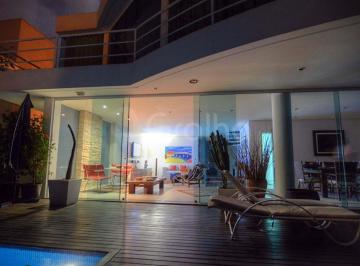 Casa · 486m² · 4 Quartos · 4 Vagas · Casa em condomínio com 4 suítes e com 486m² na Lagoa da Conceição.