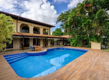Casa · 546m² · 5 Quartos · 10 Vagas · Campo de futebol no jardim. Porque infância não deveria caber em apartamento.