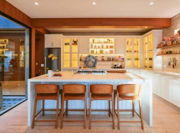 itahyê - cozinha · Casa de alto padrão à venda no condomínio Itahyê, Alphaville, 4 suítes, 6 vagas e 420m² de área.