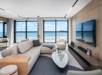Apartamento · 216m² · 3 Quartos · 2 Vagas · Apartamento Frente Mar à venda no Centro em Balneário Camboriú.