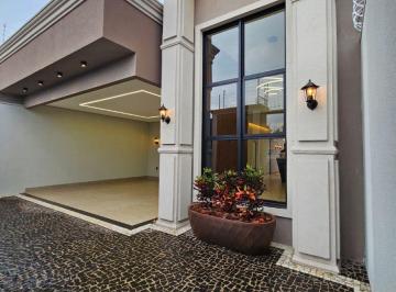 Casa de 3 quartos, Rio Verde · Casa Neoclássica à Venda no Residencial Canaã | 170 m², Suíte Master e Piscina Aquecida.