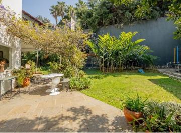 Casa · 295m² · 4 Quartos · 6 Vagas · Casa bem aconchegante e espaçosa com muita área verde, 4 quartos e 6 vagas.