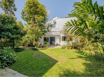 Casa · 295m² · 4 Quartos · 6 Vagas · Casa bem aconchegante e espaçosa com muita área verde, 4 quartos e 6 vagas.