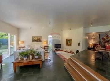 Casa · 295m² · 4 Quartos · 6 Vagas · Casa bem aconchegante e espaçosa com muita área verde, 4 quartos e 6 vagas.