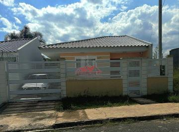 Vista frontal direta da casa, destacando o telhado em cerâmica, o portão de entrada para pedestres e o terreno amplo com espaço para garagem na lateral. · Casa 3 Quartos no Veneza - FRG | Assuma Parcelas R$ 2.130
