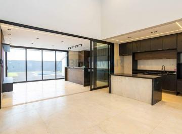Casa · 270m² · 4 Quartos · 4 Vagas · Casa alto padrão, 4 suítes, 270 m², lazer completo, energia fotovoltaica – Sobradinho/DF
