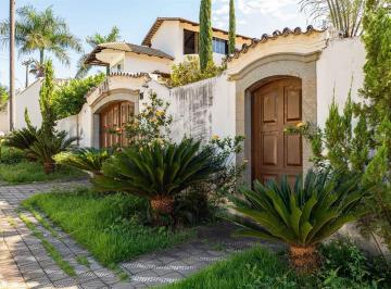 Casa · 400m² · 3 Quartos · 7 Vagas · Sobrado residencial estilo colonial Paisagismo executado pelo maior Paisagista de Brasil Roberto