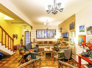 1 · Casa com 250 m², 4 quartos sendo 1 suíte e 2 vagas à venda no bairro Vila Cordeiro.