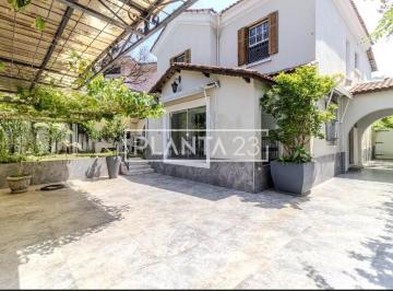 1 · Casa com 300 m², 3 quartos sendo 1 suíte à venda no bairro Pacaembu.