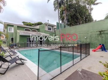Casa · 335m² · 3 Quartos · 3 Vagas · Sobrado em rua tranquila, ambientes amplos , quintal  com área gourmet e piscina privativas.