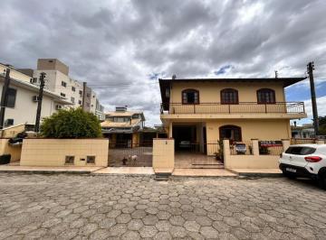 Casa · 300m² · 6 Quartos · 2 Vagas · Casa com Dois Pavimentos no Centro de Palhoça - Terreno Amplo